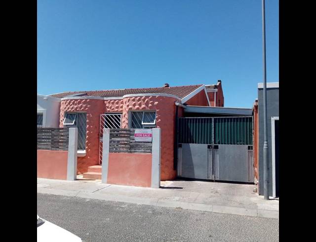 5 BEDROOM HOUSE FOR SALE IN ROCKLANDS